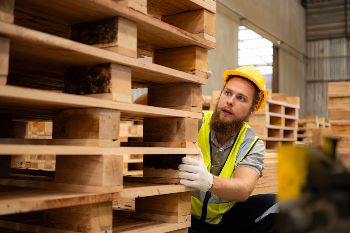 Своевременный ремонт поддонов: как учет спасает груз от повреждений